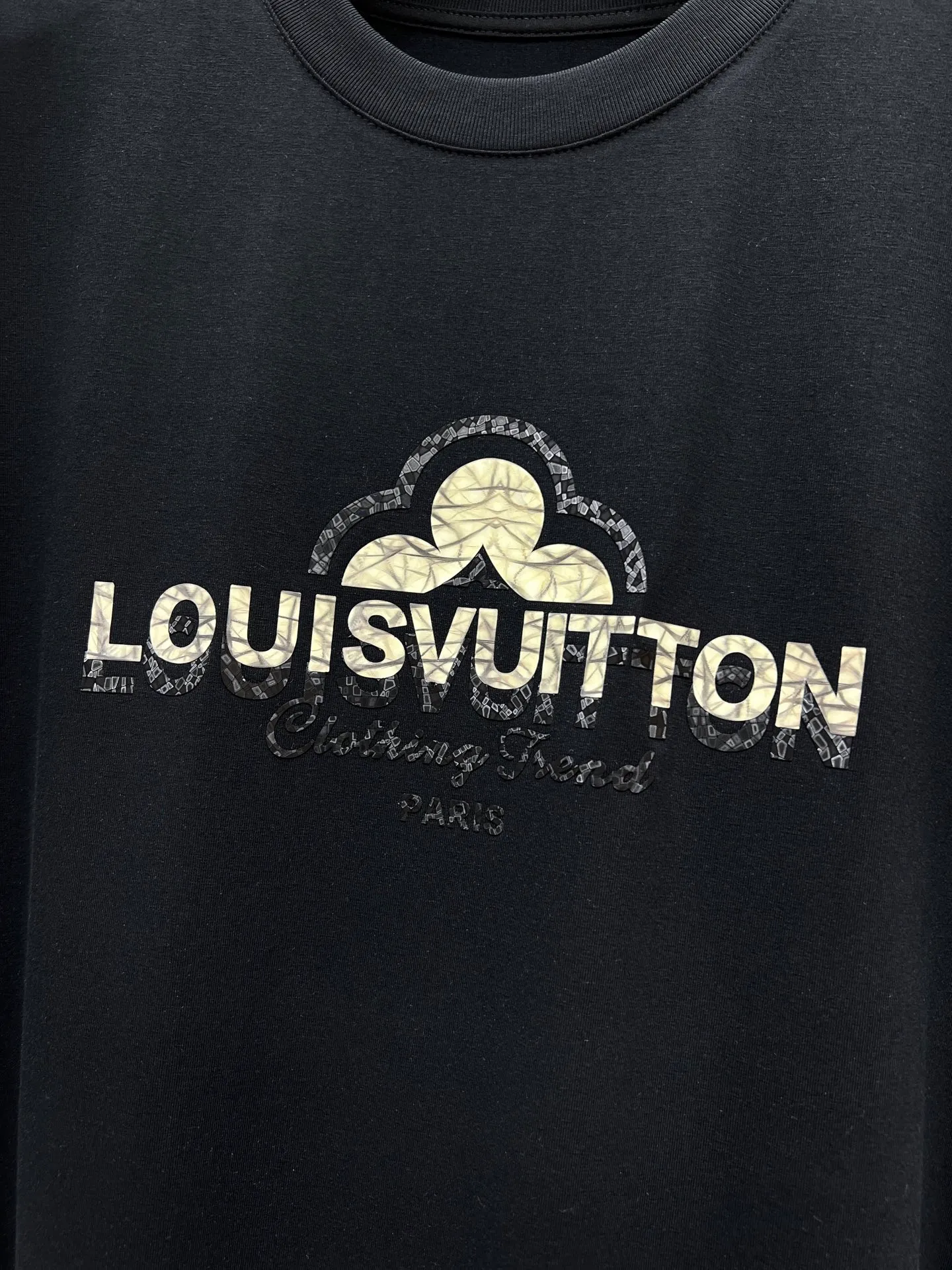 Louis Vuitton LV🌟New Arrival first counter, the latest New Arrival short-sleeved round neck T-shirt, Premium customized design, avant-garde and fashionable! Brand logo heavy craftsmanship design Premium custom fabrics. Soft to the touch. Comfortable to wear. Counter-level exquisite stitching. Fine workmanship. The upper body effect is incomparably handsome! A must-have item for a stylish man! 🐎🐎Size: M-XXL (Size table is in the last picture)